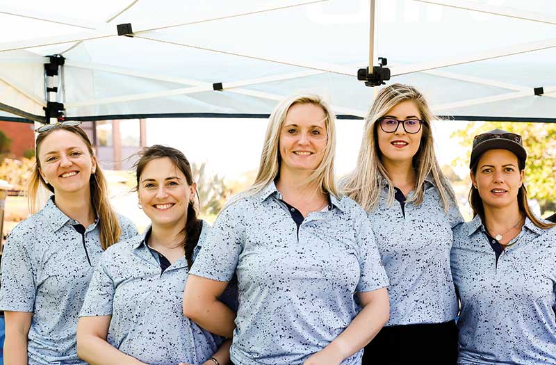 Gabrielle Redelinghuys, Imke Kritzinger, Aveline Burr-Dixon, Talana Claassen en Ilana van der Merwe van Villa Paarl-kantoor het help gholfhemde uitdeel en seker gemaak niemand is dors nie.