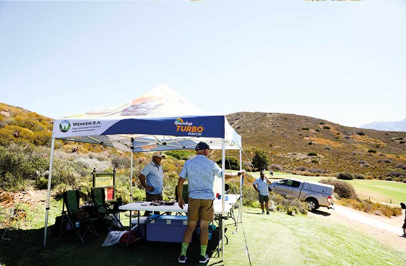 By die vierde putjie moes gholfspelers ’n helling trotseer om verversings by die Wenkem-stalletjie te kry, maar hulle is ook beloon met ’n indrukwekkende uitsig oor wat op die baan gebeur.